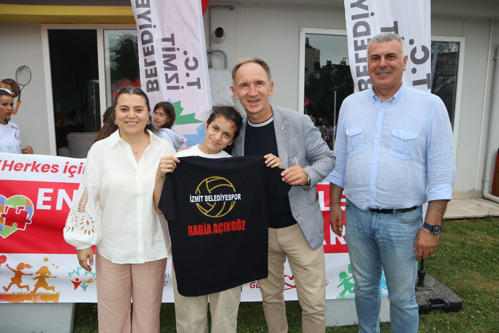 İZMİT BELEDİYESİ, OTİZMLİ BİREYLERLE SAHADA KALPLERE DOKUNDU